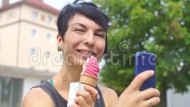 女孩舔着冰淇淋，<strong>回味</strong>无穷
